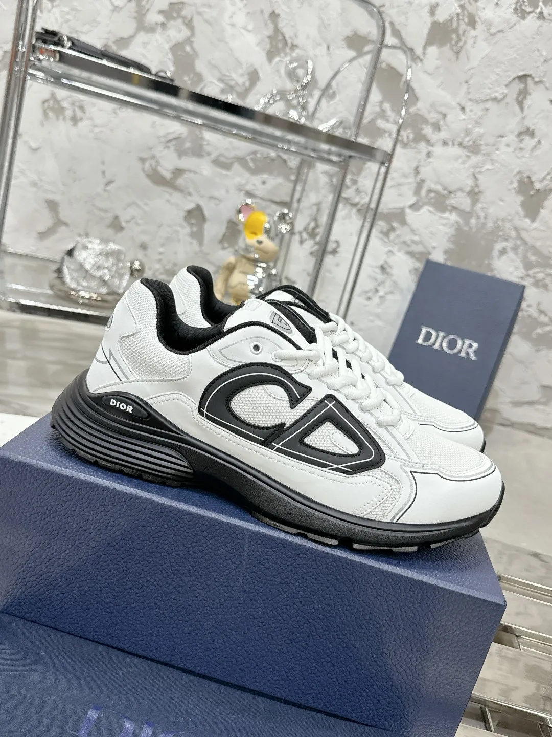 Men's men's shoes 💰600❤️❤️❤️High version Dior Dior's latest color matching B30 series reflective dad sneakers original 17380💰 purchased for development and production Brand new B30 sneakers Dad Shoes style shoes that follow the trend of the retro market The Dior logo on the tongue also indicates that this pair of shoes is the B30 model! B30 uses fine-textured leather and mesh cloth materials to form a shoe body. There are conspicuous letters CD on both sides of the shoe body to indicate identity. Many lines on the shoe body outline details to make the shoes look less monotonous and full of retro flavor. The delivery counter is exquisitely packaged🛍📦 ▪️Fabric: Original customized technical fabric + mesh ▪️Inner lining: Customized breathable lining ▪️Outsole: Original molded IP foam + TPU outsole ▪️Sole thickness: 3.5CM ▪️Size: Women’s size 35-40 / Men’s size 39-46